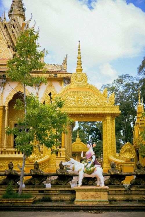 Cổng tam quan của chùa vươn cao với cấu trúc tháp nhọn nhiều tầng, bề mặt chạm khắc nổi các nữ thần Kayno (nửa người nửa chim), dạ xoa Krud (chim thần). Giữa sân chùa là cột trụ Naga, rắn thần trong văn hóa và tôn giáo Nam Á, được nâng đỡ bởi 8 tượng rắn thần 5 đầu dũng mãnh. Nơi đây thường được nhà sư và người dân thắp nến vào những ngày lễ hội để khấn cầu.