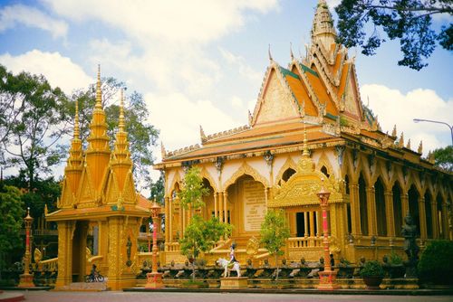 Khi đến chùa Vàm Ray, du khách có thể chứng kiến các nghi thức tắm Phật truyền thống và xem vũ điệu lâm thôn nhịp nhàng. Nếu muốn hòa vào không khí những dịp lễ lớn của người Khmer, thời điểm tham quan lý tưởng vào lễ Chol Chnam Thmay (tháng 4), lễ cúng ông bà Dolta (tháng 9), lễ cúng trăng Rằm Ok Om Bok (tháng 10 âm lịch).