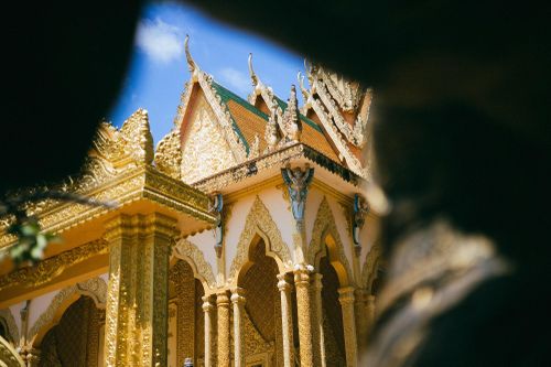 Họa tiết chạm khắc đặc trưng của văn hóa Khmer được tôn trí từ sân, cột, tường, mái đến cửa, điển hình là tượng thánh 4 mặt Maraprum ở lan can. Những hàng cột bên ngoài chánh điện được xây dựng theo kiến trúc Corinth, tiếp giáp giữa đầu cột với mái chùa có tượng thần Krud ngậm ngọc với 2 tay nâng đỡ mái.