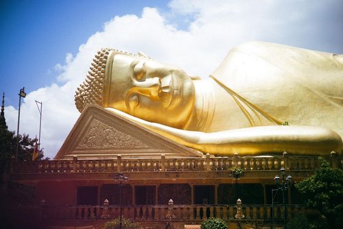 Nằm đối diện chánh điện, tượng Phật Thích Ca nhập Niết bàn dài 54 m, cao 20 m là biểu tượng của chùa Vàm Ray. Tượng được đặt trên bệ tương đương ngôi nhà 2 tầng, toàn bộ phủ sơn son thiếp vàng. Các hàng cột và cầu thang bố trí tượng thánh 4 mặt Maraprum, nữ thần Kayno và chim thần Marakrit tạo sự uy nghiêm.