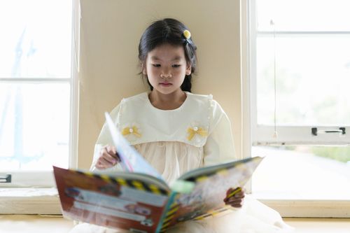  Việc đọc sách mang lại lợi ích cho mọi lứa tuổi, nhưng mục tiêu sẽ thay đổi theo từng giai đoạn phát triển của trẻ. Ảnh: Pexels.