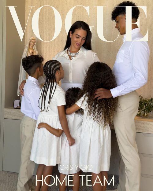  Lý giải về quyết định tổ chức đám cưới tại nhà, Ronaldo và Georgina cho biết cả hai đều lớn lên trong những gia đình không quá câu nệ nghi thức. Vì vậy, họ muốn một buổi lễ đơn giản, riêng tư và gần gũi bên các con. Đây cũng là lần đầu cặp đôi tổ chức một sự kiện quan trọng tại căn nhà mới ở Cascais. Ngôi nhà vừa được bàn giao vào tháng 7, sau 7 năm xây dựng. Cặp đôi xem sự trùng hợp này như một dấu hiệu đặc biệt, bởi số 7 cũng gắn liền với sự nghiệp của nam cầu thủ. 