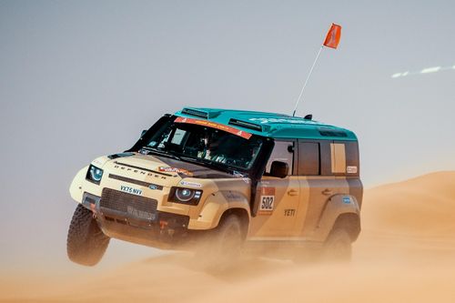  Vẫn sử dụng nền tảng của Defender OCTA, Defender Dakar không bị giới hạn hiệu năng vận hành như Defender Dakar D7X-R. Xe vẫn được trang bị động cơ V8 twin-turbo 4.4L, sản sinh công suất 635 mã lực và mô-men xoắn 750 Nm. 
