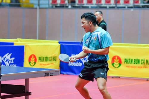  Đinh Anh Hoàng thắng Đoàn Bá Tuấn Anh 4-0, qua đó bảo vệ thành công chức vô địch đơn nam. Ảnh: Thế Đại. 