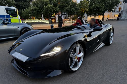 Bên cạnh Monza SP1, Ferrari Monza SP2 là những mẫu xe đầu tiên trong dải sản phẩm cao cấp nhất Icona Series. Cả 2 phiên bản này chỉ được sản xuất giới hạn 499 chiếc trên toàn cầu.