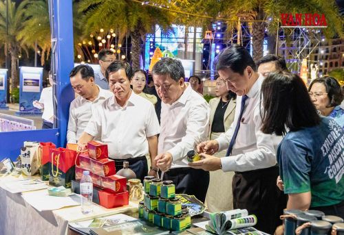 Lãnh đạo hai tỉnh tham quan, tìm hiểu sản phẩm tại không gian quảng bá văn hóa, du lịch trong khuôn khổ sự kiện