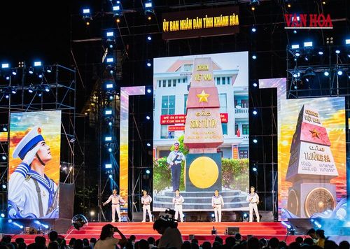 Biển đảo, Trường Sa và hình ảnh người lính Hải quân được tái hiện trên sân khấu, góp thêm những sắc màu văn hóa của vùng đất Khánh Hòa.