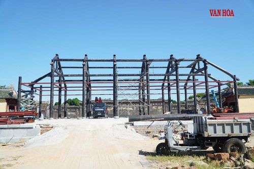 Hiện việc lắp, dựng khung gỗ của công trình đạt khoảng 60%