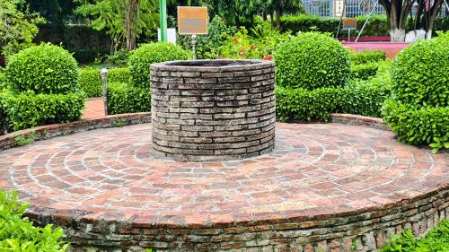 Giếng nước được xây bằng gạch và xi măng dùng để phục vụ sinh hoạt và tưới cây