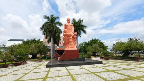 Nhà trưng bày về tiểu sử và sự nghiệp cách mạng của Chủ tịch Hồ Chí Minh cùng công viên và tượng đài “Bác Hồ với các cháu thiếu nhi” được xây dựng ngay đối diện Di tích Trường Dục Thanh
