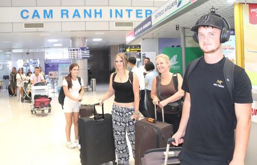 Nhà ga quốc tế Cam Ranh đón lượng lớn khách quốc tế dịp hè