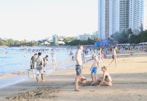 Du khách Nga tắm biển Nha Trang