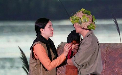 Với nội dung giàu tính nhân văn, “Con đò của mẹ” kể câu chuyện về tình yêu, sự hy sinh và niềm tin được tiếp nối qua các thế hệ. Qua ngôn ngữ sân khấu, những năm tháng gian khó, sự cống hiến và hy sinh của các thế hệ đi trước vì độc lập, tự do của Tổ quốc được tái hiện, từ đó làm nổi bật giá trị của hòa bình hôm nay