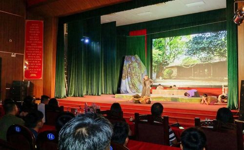 Đêm diễn tại Thuận Châu tiếp tục nối dài hành trình đưa nghệ thuật sân khấu Công an nhân dân đến gần hơn với công chúng vùng cao. Trước đó, từ ngày 12 - 15.8, “Con đò của mẹ” đã được biểu diễn phục vụ khán giả tại nhiều địa phương của tỉnh Điện Biên