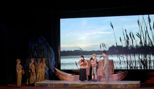 Với khán giả vùng cao Thuận Châu, đêm diễn mang đến một không gian nghệ thuật giàu cảm xúc, nơi những câu chuyện lịch sử, tình cảm gia đình và trách nhiệm với quê hương được chuyển tải gần gũi qua từng nhân vật, từng tình huống sân khấu
