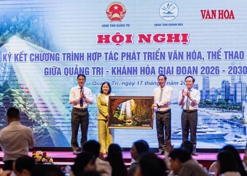 Lãnh đạo Sở VHTTDL tỉnh Quảng Trị tặng quà lưu niệm