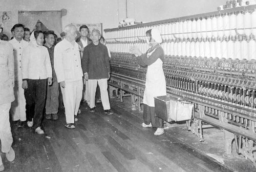 Chủ tịch Hồ Chí Minh đến thăm Nhà máy dệt 8/3 và dự lễ khánh thành nhà máy, ngày 8/3/1965. Ảnh: TTXVN