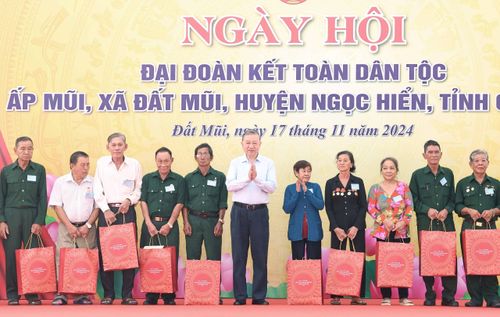 Ngày 17/11/2024, Tổng Bí thư Tô Lâm dự Ngày hội Đại đoàn kết toàn dân tộc tại ấp Mũi, xã Đất Mũi, huyện Ngọc Hiển, Cà Mau. Ảnh: Thống Nhất – TTXVN