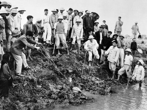 Chủ tịch Hồ Chí Minh cùng tát nước chống hạn với nông dân xã Đại Thanh, tỉnh Hà Đông (nay là Hà Nội) ngày 12/1/1958. Ảnh: Đinh Đăng Định - TTXVN