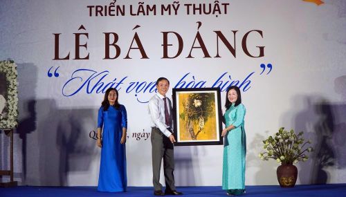 Gia đình họa sĩ Lê Bá Đảng tặng các bức hoạ cho Bảo tàng tỉnh Quảng Trị