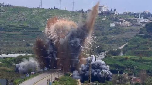 Hiện trường vụ oanh kích của Israel nhằm vào cây cầu bắc qua sông Litani ở Qasmiyeh miền nam Liban. (Ảnh: THX/TTXVN)