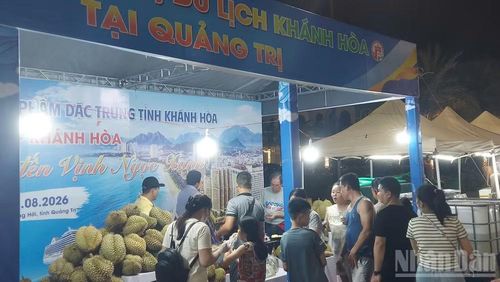 Người dân Quảng Trị và du khách thưởng thức các đặc sản xứ Trầm Hương. (Ảnh: HƯƠNG GIANG)