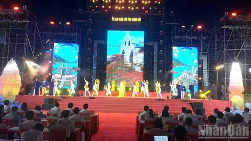Biểu diễn nghệ thuật trong đêm khai mạc. (Ảnh: HƯƠNG GIANG)