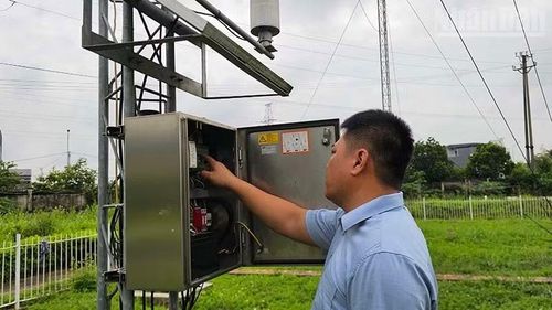 Cán bộ Đài khí tượng thủy văn Thanh Hóa kiểm tra thiết bị quan trắc. (Ảnh: Mai Luận)