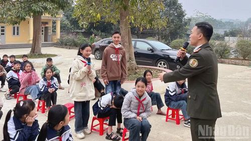 Các em học sinh Trường tiểu học Tân Loan hào hứng tham gia trả lời các câu hỏi tại buổi ngoại khóa tuyên truyền nâng cao cảnh giác trước nguy cơ xuất nhập cảnh trái phép do cán bộ Phòng Quản lý xuất nhập cảnh tổ chức vào năm học 2024-2025.