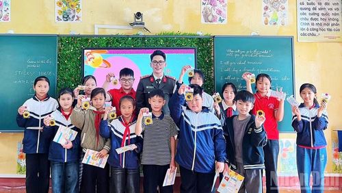 Các em học sinh vui mừng khi nhận được những phần quà nhờ trả lời được những câu hỏi thú vị khi tham gia lớp học tiếng Anh từ mô hình “Người thầy Công an nhân dân”.