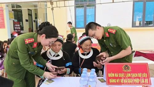 Cán bộ Công an xã Thuận Hòa hướng dẫn người dân sử dụng các ứng dụng chuyển đổi số.