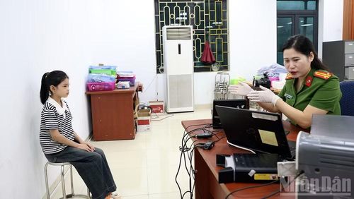 Cán bộ tại Bộ phận tiếp nhận và trả kết quả tập trung, Công an tỉnh tận tình hướng dẫn con gái anh Trần Quốc Hoàng, xã Lực Hành thực hiện thủ tục cấp căn cước.