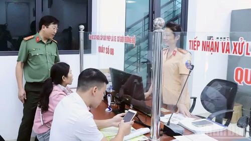 Đại tá Lục Thế Hưng, Phó Giám đốc Công an tỉnh Tuyên Quang kiểm tra đột xuất công tác tiếp nhận, giải quyết và trả kết quả thủ tục hành chính tại Bộ phận tiếp nhận và trả kết quả tập trung Công an tỉnh.