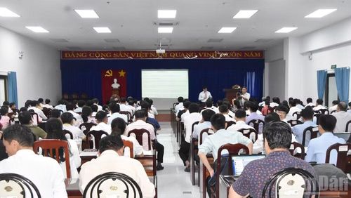 Các học viên tham dự lễ khai giảng lớp tập huấn.