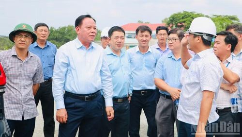 Đồng chí Võ Tấn Đức, Phó Bí thư Thành ủy, Trưởng Ban Chỉ đạo thực hiện công tác bồi thường, giải phóng mặt bằng và hỗ trợ tái định cư thành phố Đồng Nai kiểm tra công tác giải phóng mặt bằng, tiến độ dự án trên địa bàn xã Phước An.