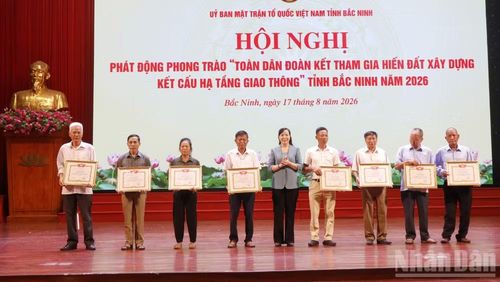 Khen thưởng các hộ gia đình tiêu biểu có nhiều thành tích trong hiến đất làm đường.