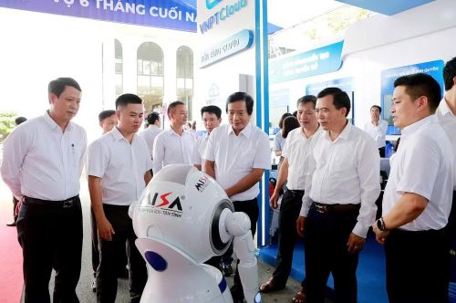 Lãnh đạo tỉnh Phú Thọ tham quan gian trưng bày về phát triển khoa học-công nghệ, chuyển đổi số tại hội nghị sơ kết sáu tháng đầu năm 2026.