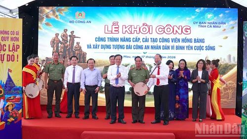 Đồng chí Nguyễn Hồ Hải, Bí thư Tỉnh ủy Cà Mau (thắt cà vạt đỏ) trao tặng quà lưu niệm cho đồng chí Lê Hồng Anh, nguyên Ủy viên Bộ Chính trị, nguyên Thường trực Ban Bí thư. (Ảnh: HỮU TÙNG)