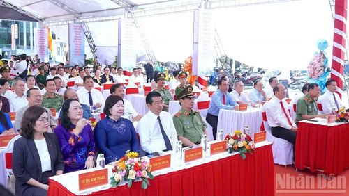 Các đại biểu là lãnh đạo, nguyên lãnh đạo Trung ương và Cà Mau tham dự lễ khởi công. (Ảnh: HỮU TÙNG)