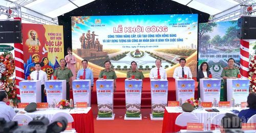 Các đồng chí lãnh đạo, nguyên lãnh đạo Trung ương và Cà Mau thực hiện nghi thức khởi công. (Ảnh: HỮU TÙNG)