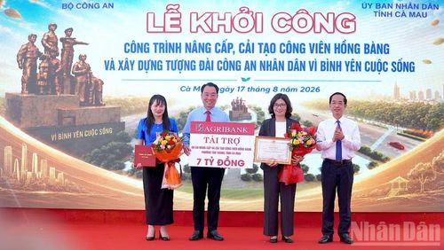 Lãnh đạo tỉnh Cà Mau tiếp nhận 7 tỷ đồng từ Ngân hàng Agribank hỗ trợ dự án nâng cấp, cải tạo công viên Hồng Bàng. (Ảnh: HỮU TÙNG)