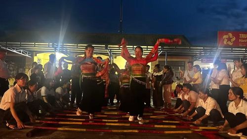 Múa sạp bên lửa trại. (Ảnh: Trung Hải).