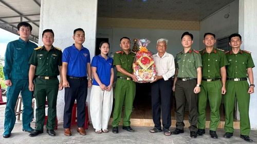 Đại diện các đơn vị xã Ia Rvê tổ chức thăm hỏi, tặng quà, tri ân các gia đình chính sách. (Ảnh: Trung Hải).