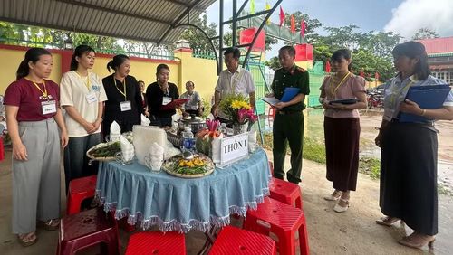 Ban giám khảo chấm ẩm thực các món ăn. (Ảnh: Trung Hải).