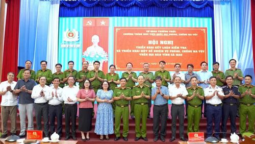 Các đại biểu dự hội nghị chụp ảnh lưu niệm. (Ảnh: HỮU ĐỆ)