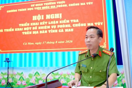 Đại tá Đặng Văn Hữu, Trưởng phòng Cảnh sát điều tra tội phạm về ma túy, Công an tỉnh Cà Mau phát biểu tại hội nghị. (Ảnh: HỮU ĐỆ)