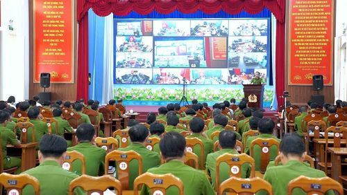 Hội nghị được kết nối trực tuyến tại Hội trường Công an tỉnh đến 64 điểm cầu công an xã, phường trên địa bàn tỉnh Cà Mau. (Ảnh: HỮU ĐỆ)