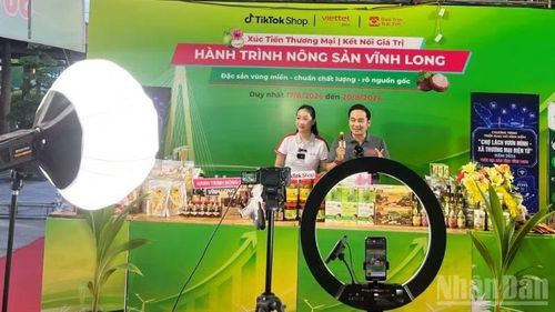 Phiên livestream bán hàng nông sản Vĩnh Long tại Hội chợ. (Ảnh: HOÀNG TRUNG)