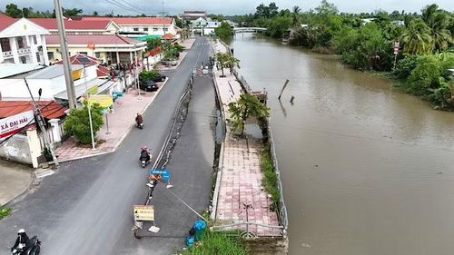 Đoạn sạt lở bờ kênh Số 1, trước trụ sở Ủy ban nhân dân xã Đại Hải, Cần Thơ. (Ảnh: LIÊM NGUYỄN)