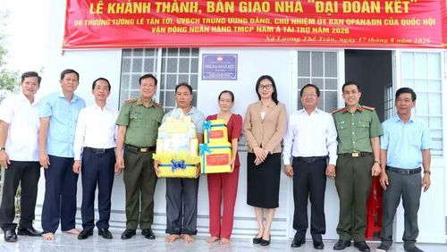 Thượng tướng Lê Tấn Tới (thứ 4 từ trái sang); đồng chí Hồ Thanh Thủy, Phó Bí thư Tỉnh ủy Cà Mau (thứ 3 từ trái sang), cùng đoàn công tác tặng quà cho gia đình ông Nguyễn Phi Lâm, ngụ ấp Nhà Phấn, xã Lương Thế Trân. (Ảnh: Hữu Đệ)
